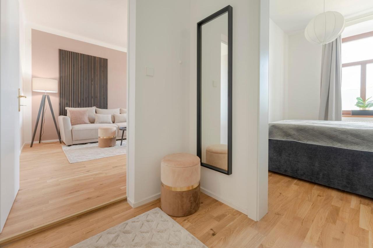 City Lounge Appartement Am Hauptbahnhof Sankt Poelten Esterno foto